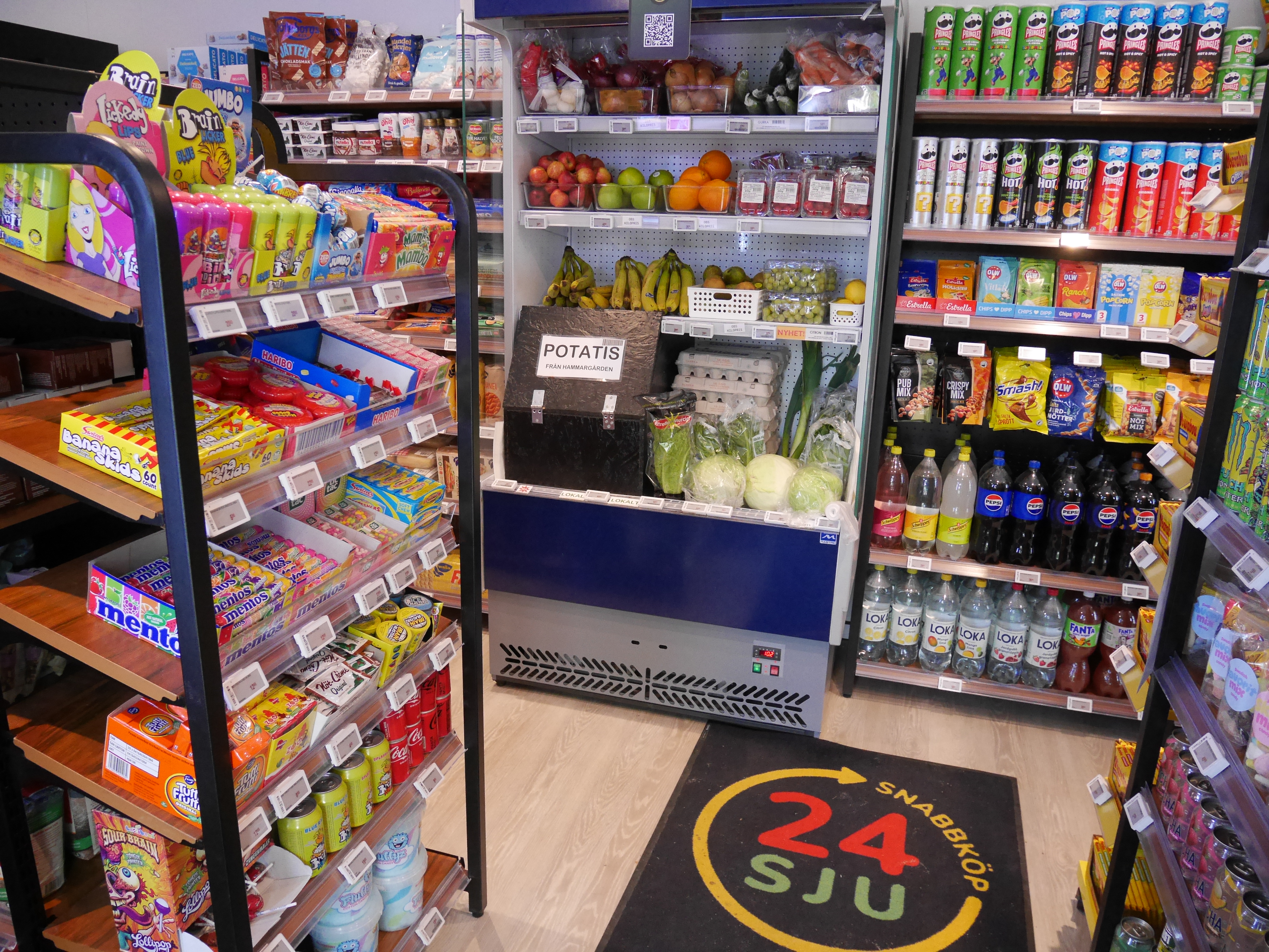 Person shopping in 24SJU store